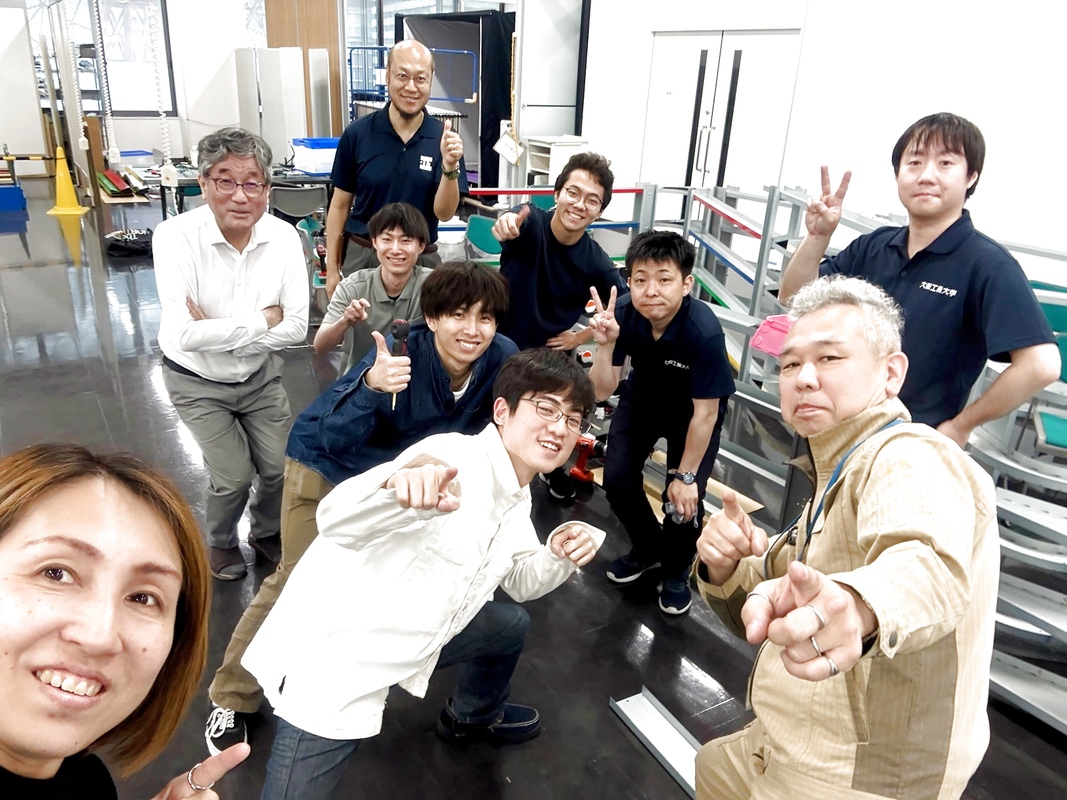 学生と企業がコースを製作