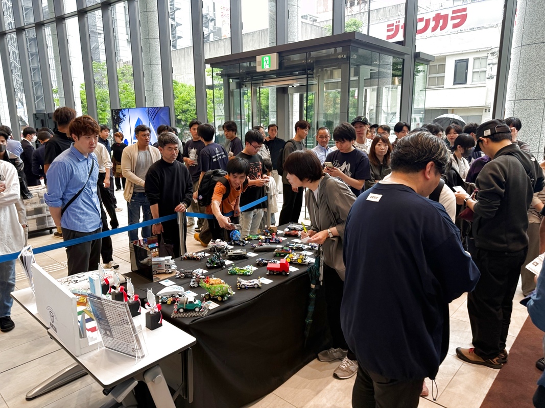 観戦者とミニ四駆展示