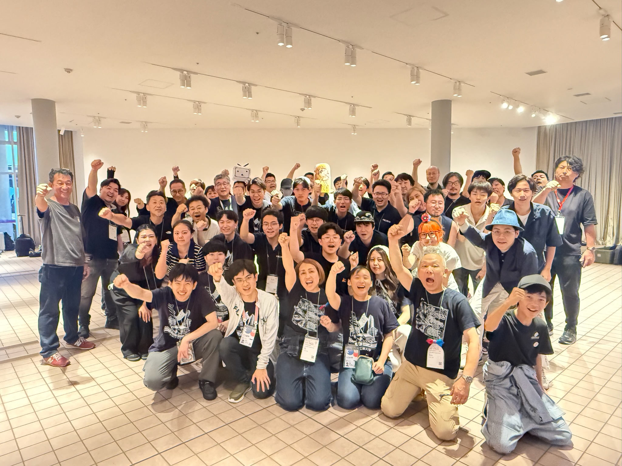 製造業対抗ミニ四駆大会 参加者の集合写真